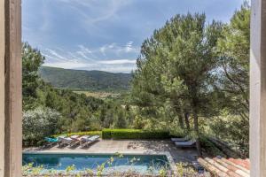 Nespecifikovaný výhled na hory nebo výhled na hory při pohledu z prázdninového domu