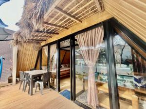 Balkón nebo terasa v ubytování Na-Yah Beach Resort