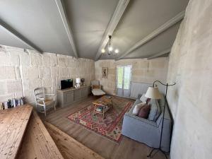 a living room with a couch and a table at La maison n1 Arles terrasse in Arles