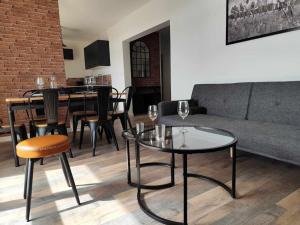 Una sala de estar con un sofá, mesas y sillas. en Lafabrik, en Valence 14 fotos más