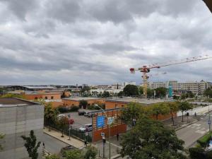 vistas a una ciudad con una grúa de construcción en Lafabrik, en Valence