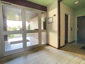 an empty room with a large sliding glass door at Studio 8 - proche tram, Bâle, autoroute in Bourgfelden