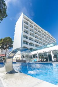 Bazén v ubytování Seramar Hotel Comodoro Playa nebo v jeho okolí