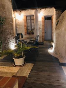 Patio alebo iná vonkajšia časť ubytovania L'Octroi, maison au cœur de St Dyé sur Loire + 4 fotografie