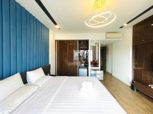Postel nebo postele na pokoji v ubytování Royal Dragon Boutique Hotel Tan Binh
