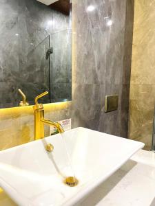 Koupelna v ubytování Royal Dragon Boutique Hotel Tan Binh