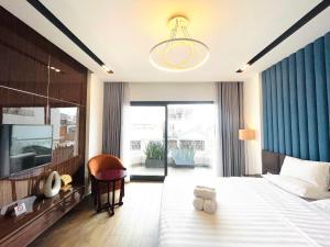 Postel nebo postele na pokoji v ubytování Royal Dragon Boutique Hotel Tan Binh