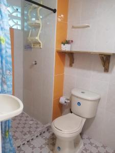 een badkamer met toilet en wastafel bij Hotel Playa Tiburón in Coveñitas