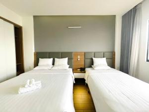 Postel nebo postele na pokoji v ubytování Royal Dragon Boutique Hotel Tan Binh