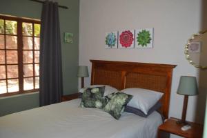 Rúm í herbergi á Self Catering Home from Home in gated complex