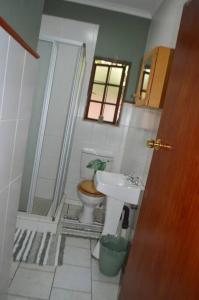 Baðherbergi á Self Catering Home from Home in gated complex +19 myndir