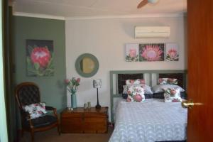 Rúm í herbergi á Self Catering Home from Home in gated complex