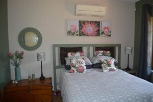 Rúm í herbergi á Self Catering Home from Home in gated complex