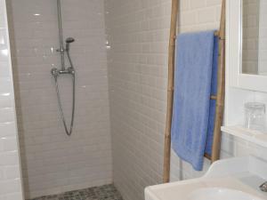 a bathroom with a shower with a blue towel at Maison contemporaine au calme près de la plage, WiFi inclus - FR-1-418-198 in Locmaria +17 photos