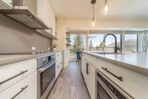 New Listing Renovated 3BR with AC & Pool的厨房或小厨房