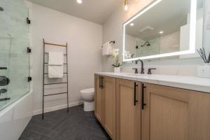 New Listing Renovated 3BR with AC & Pool的一间浴室