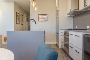 New Listing Renovated 3BR with AC & Pool的厨房或小厨房