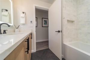 New Listing Renovated 3BR with AC & Pool的一间浴室