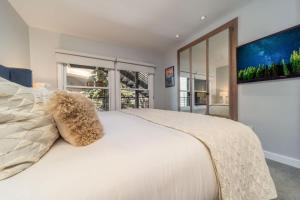 New Listing Renovated 3BR with AC & Pool客房内的一张或多张床位