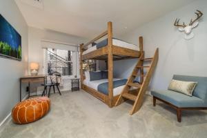 阿斯潘New Listing Renovated 3BR with AC & Pool的带双层床和椅子的卧室