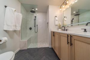 New Listing Renovated 3BR with AC & Pool的一间浴室