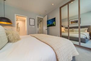 New Listing Renovated 3BR with AC & Pool客房内的一张或多张床位