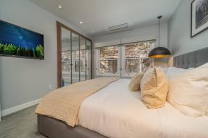 New Listing Renovated 3BR with AC & Pool客房内的一张或多张床位