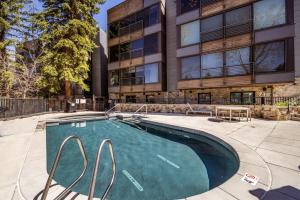 New Listing Renovated 3BR with AC & Pool内部或周边的泳池
