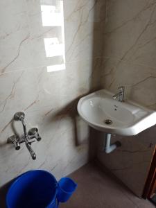 UDUPI YATHRINiVAS的一间浴室