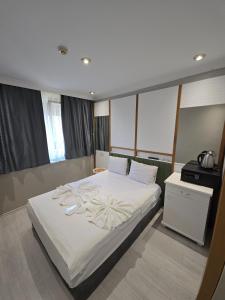 Postel nebo postele na pokoji v ubytování The Empress Theodora Hotel ll