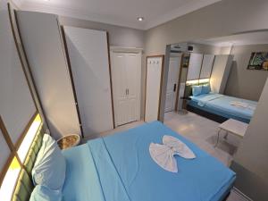 Postel nebo postele na pokoji v ubytování The Empress Theodora Hotel ll