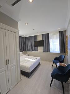 Postel nebo postele na pokoji v ubytování The Empress Theodora Hotel ll