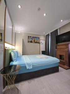 Postel nebo postele na pokoji v ubytování The Empress Theodora Hotel ll