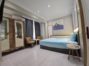 Postel nebo postele na pokoji v ubytování The Empress Theodora Hotel ll