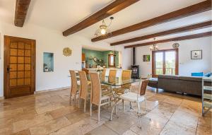 レザルク・シュル・アルジャンにあるGorgeous Home In Les Arcs-Sur-Argensのダイニングルーム(ガラスのテーブル、椅子付)