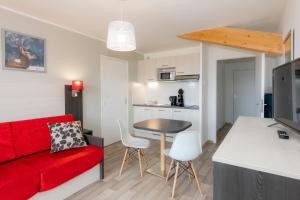 Kuchyň nebo kuchyňský kout v ubytování Goélia Les Chalets des Pistes