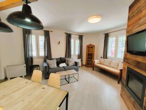 TV a/nebo společenská místnost v ubytování SKI & SNOW APARTMENTOS by TODOSIERRANEVADA - Plaza de Andalucia - Junto a los Telecabinas