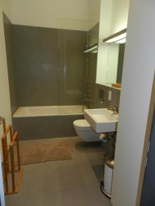 萊比錫的住宿－萊比錫裝飾藝術公寓，浴室配有盥洗盆、卫生间和浴缸。