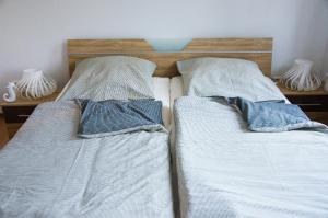 Dos camas una al lado de la otra en un dormitorio. en Ferienhaus Paula, en Hooksiel 10 fotos más