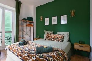 - une chambre verte dotée d'un lit avec un ours en peluche dans l'établissement Maison climatisée Gare à 10 min, idéale familles MaisonCarréeConciergerie, à Nîmes