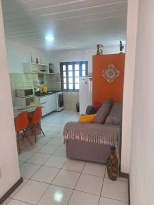 un salon avec un canapé et une cuisine dans l'établissement Apartamentos Stela Maris Praia e Aeroporto, à Salvador