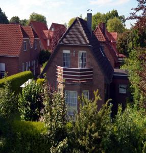 a row of houses in a residential neighborhood at Ferienhaus Galle in Hooksiel