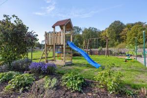 ein Spielplatz mit Rutsche im Hof in der Unterkunft Ferienwohnung Winzenburg in Rehburg-Loccum