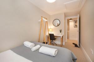 1 dormitorio con 1 cama con 2 almohadas y escritorio en Compton Lodge Luxury apartment-Free Parking, en York