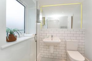 Un baño blanco con inodoro y lavabo. en Compton Lodge Luxury apartment-Free Parking, en York 9 fotos más