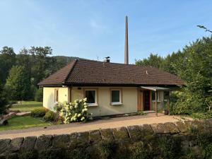 a small house with a fence in front of it at Ferienhaus Drei Mühlen in Bad König