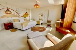 una habitación de hotel con una cama y un sofá en Apartamentos e Suítes na Praia, en Fortaleza