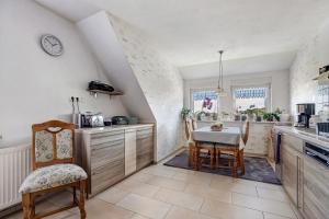 eine Küche mit Tisch und Stühlen in einem Zimmer in der Unterkunft Ferienwohnung Winzenburg in Rehburg-Loccum