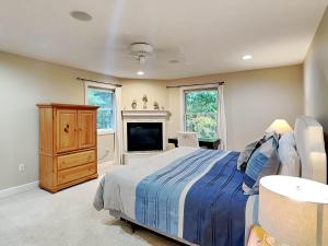 a large bedroom with a bed and a tv at Heavenly Grove in Oakland +47 photos