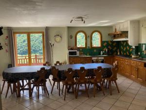 eine Küche mit einem großen Tisch und Stühlen in der Unterkunft Chalet 18 personnes 8 chambres aux 3 vallees, menuires in Saint-Marcel + 16 Fotos